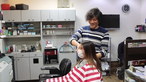 お客様の髪をカットしている画像