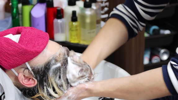 髪を洗っている画像