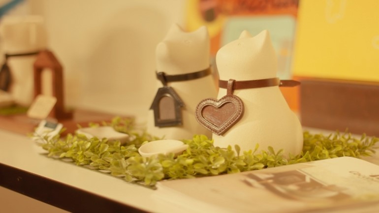 ペットの供養のための祭壇の画像（陶器の白い犬が2匹並んでいる）