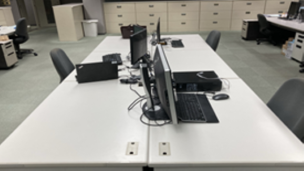 机の上にあるパソコンの画像