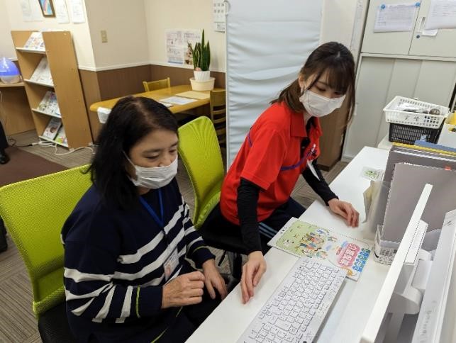 職員が働く様子の画像